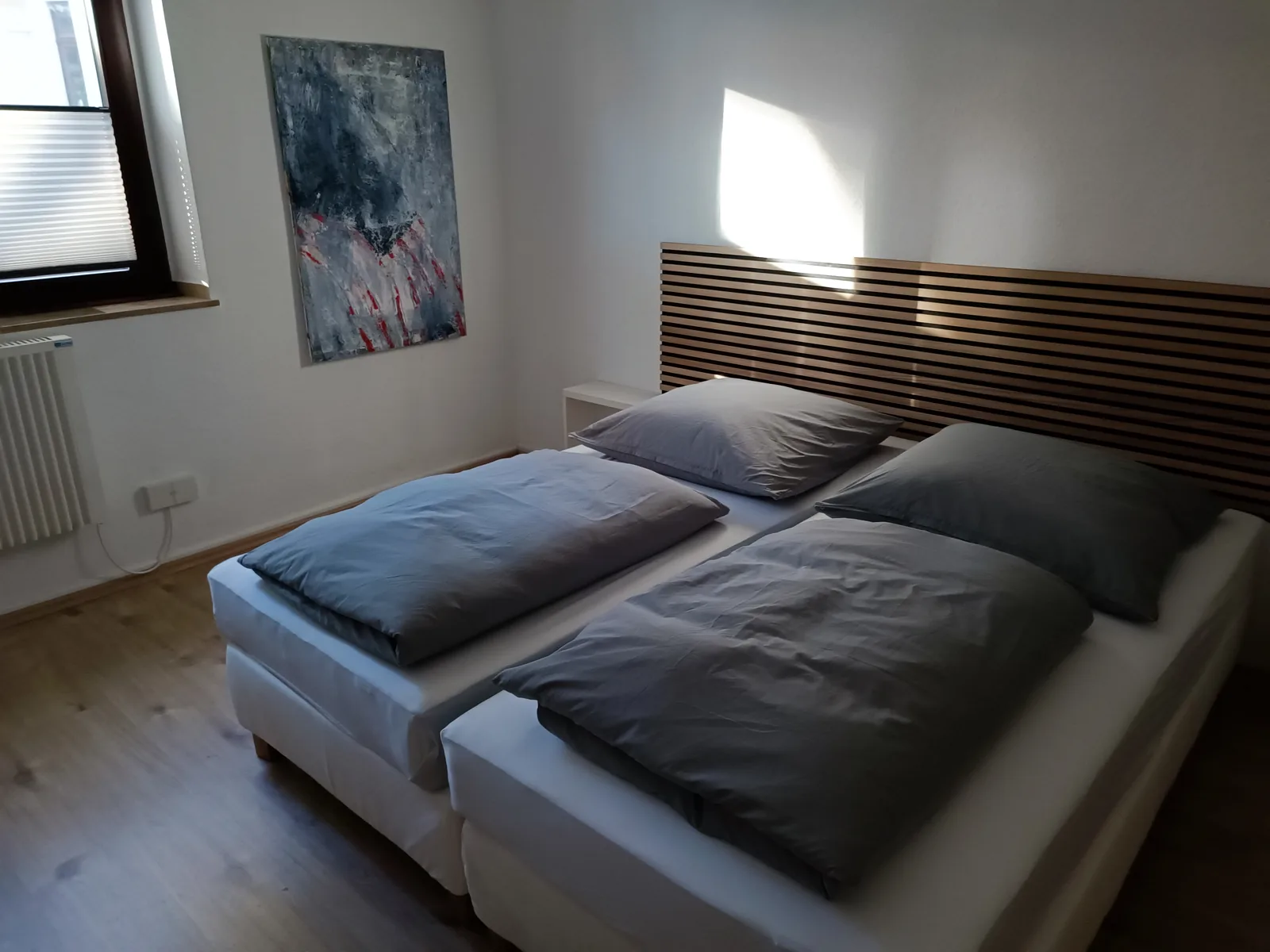 Schlafzimmer mit zwei Betten im Apartment Cato
